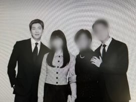 방탄소년단 RM, 가족 사진 공개..부모·여동생 '붕어빵 DNA' 자랑