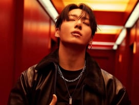 초강력 '정국 효과' ..방탄소년단 정국 캘빈클라인 캠페인 공개 후 美 공식몰 '줄줄이 품절'→PVH 주가↑