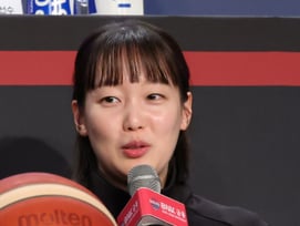 [포토] 신지현 '감독님 공략 실패'