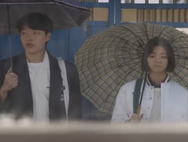 류준열, 우산 들고 혜리 마중나갔던 순간..'응팔' 감성 제대로 지핀 오혁의 '소녀' [최혜진의 라떼]