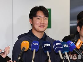 3이닝 노히트→日 놀라게 한 '스타대상' 정우주 고백 "표정 관리 잘 안되더라, 너무 기뻐서..."