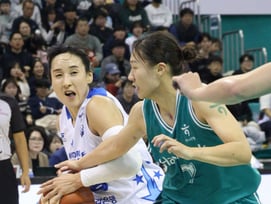 [포토] 김단비 '정예림 비켜'