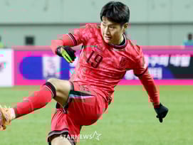 [B하인드★] 택배 크로스 이강인, 슛돌이 넘어 리더십의 아이콘