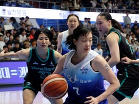 [포토] 사카 피해 골밑노리는 신지현