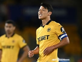 황희찬, 기가 막힌 전진 패스 막혔다! 꼴찌 울버햄튼, 첫 승 또 무산... 노팅엄에 0-1 패 '개막 14경기 0승'