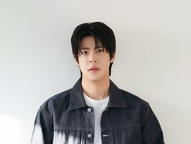 최우성, 새 프로필 공개..한층 짙어진 분위기