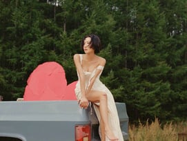 화사, 끝없는 인기 상승세..박정민 손잡고 빌보드 新 차트 첫 1위