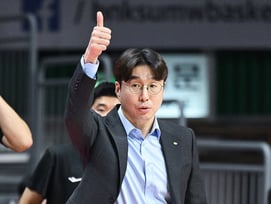 '박지수 빠진' KB스타즈, 그래도 '졌잘싸' 했다... 김완수 감독 "송윤하 공격 살아났다" 만족 [부산 현장]