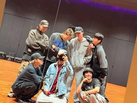 '정국 열애설'에 뿔난 아미 '워워'..BTS 완전체, 전역→웃으며 연습실 회동 첫 인증샷[스타이슈]