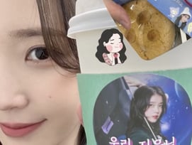아이유, 미국 팬들이 보낸 커피차에 화답 셀카..'심쿵 미소'[스타IN★]