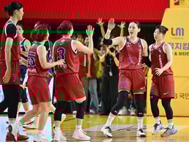 'WKBL 최초' 클래식 더비 승자는 KB스타즈, '청용대전'서 삼성생명 꺾고 3연패 탈출... 강이슬 더블더블