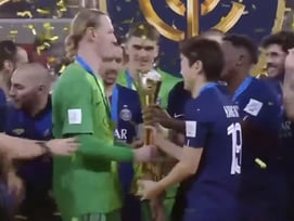 '형 덕에 우승했어!' 이강인, '세컨드 골키퍼' 사포노프에 트로피 넘겼다... 승부차기 4연속 美친 선방