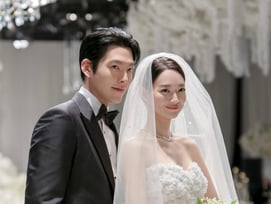 "'27년차 톱스타' 신민아, 김우빈 '암 투병'에 공양미 머리 이고 기도"..결혼 비화 [전문]