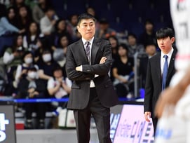 이상민 감독 11년 만에 첫 7연승, 그런데 환히 웃지 못했다 "허웅 부상, 새해엔 건강한 KCC 되길" [부산 현장]