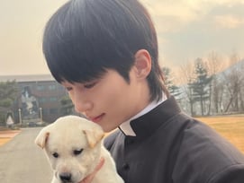 강아지 "변우석, 나 안아"..성탄절에 더 심쿵스런 '신부 모먼트'