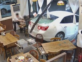 "손님 목에 유리 박혔다"..후진하다 식당 돌진, 웃고 있던 가해자 [한블리]