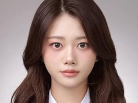 클라씨 지민, 고교 졸업앨범 누락 날벼락.."이름·사진 하나도 없어 흥"[스타이슈]