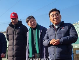 '울산 웨일즈 전격 방문' 허구연 총재·김두겸 시장의 약속 "정치 개입 없다→월요일 경기로 시민 잡을 것"