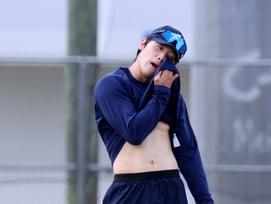 [한번에쓱]'훈련 중 드러난 복근' 혹독한 준비 증명하는 김도영