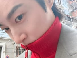 변우석, 재킷에 새빨간 저지 '파격 스타일링'..이태리 빛낸 남친짤