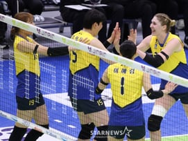 [포토] 카리 '김희진 추카추카'