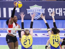 [포토] 조이 '카리, 양효진 나란히 격파'