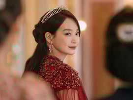 신민아, ♥김우빈과 결혼 후..'재혼 황후' 홍보 "황후의 품격"