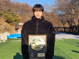 '팬 사랑꾼' 방탄소년단 진 "우리 아미분들이 만들어주신 소중한 상 소중히 간직하겠습니다!"