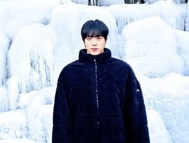 눈 속에서도 빛나는 '월드와이드 핸섬'..방탄소년단 진, 깜짝 비주얼 선물
