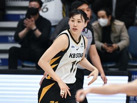 '강이슬+박지수 40점 맹폭' KB, 신한 꺾고 4연승 질주→'선두' 하나은행 추격 [인천 현장리뷰]