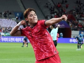 '무려' EPL 두 팀이 노리는 韓 국가대표 스트라이커... 극적 이적 가능성 "영입 방법 알아보는 중"