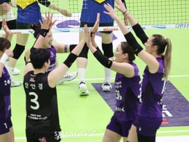 [포토] 수지 맞는 레베카