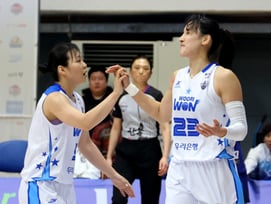 [한번에쓱]체력적으로 힘들었지만 버터냈다! '승리자축하는'  김단비