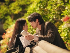 '21세기 대군부인' 아이유♥변우석, 아슬아슬..담장 키스신 나올까?