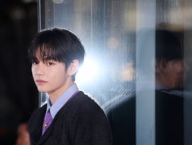 '軍 위문편지 467만장' 방탄소년단 뷔, 완전체 컴백 임박 굿즈도 '최고 인기'..막강 팬덤 화력