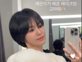 핑크 무드 송혜교, 설레는 미모..루비 안고 거울 셀카