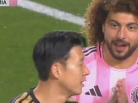 '손흥민 유니폼 얼마나 간절했으면' 전반 19분 만에 '두 손 모아' 요청한 선수 화제