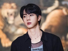 방탄소년단 진, 스포티파이 싱가포르 데일리 280일 연속 1위..'2025 싱가포르 최고 인기곡'