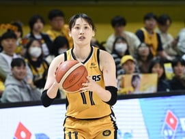 미리 보는 챔피언 결정전, 승자는 KB! 강이슬 24점+박지수 더블더블 맹활약→하나은행 꺾고 1.5G차 선두 유지