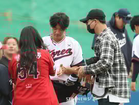 [포토] 김도영-류현진 '사인대잔치'