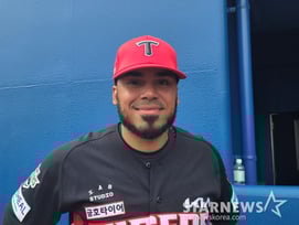 "글러브 4개 챙겼어요" KIA 외인 든든하네! 호랑이는 김도영·김선빈 빠져도 메이저리거가 출격한다