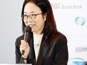 [포토]BIFF2025 개막작 '어쩔수가 없다' 기자회견 진행하는 박가언 수석프로그래머