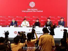 [한번에쓱]'설렘가득' BIFF2025 개막작 '어쩔수가 없다' 기자회견