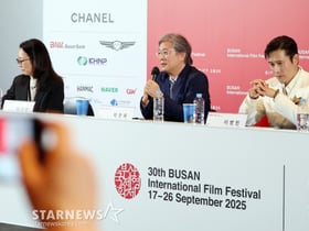[포토]'질문에 답하는 박찬욱 감독' BIFF2025 개막작 '어쩔수가 없다' 기자회견