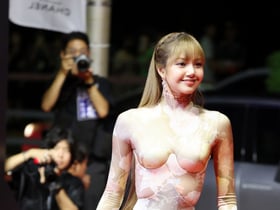 [포토]'압도적인 레드카펫 의상' 블랙핑크 리사