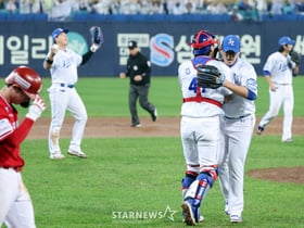 [한번에쓱] '5-3 승리 자축하는' 김재윤과 포수 강민호