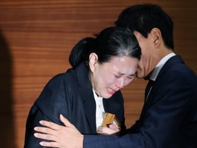 고 오요안나 母, 명예사원증 받고 오열[★포토]