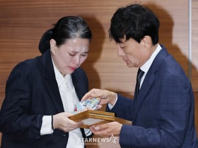 고 오요안나 명예사원증 전달[★포토]