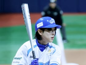 [포토] 안성훈 '야구 배구 다 드루와'