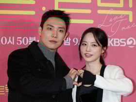 이준-배윤경 '다정한 손하트'[★포토]